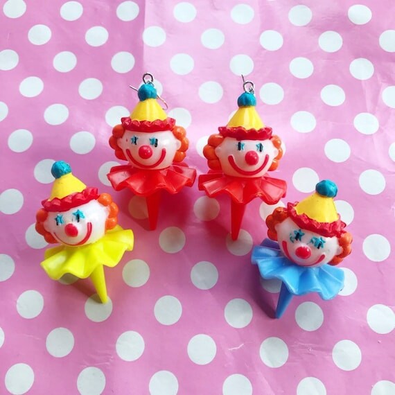 Boucles d’oreilles de clown effrayantes en crochet rouge jaune ou bleu stud ou clip sur
