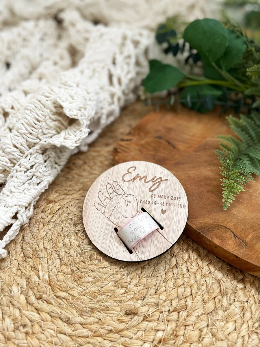 Wooden birth bracelet support - Maternity bracelet keepsake card - Personalized engraved bracelet holder - Newborn gift idea