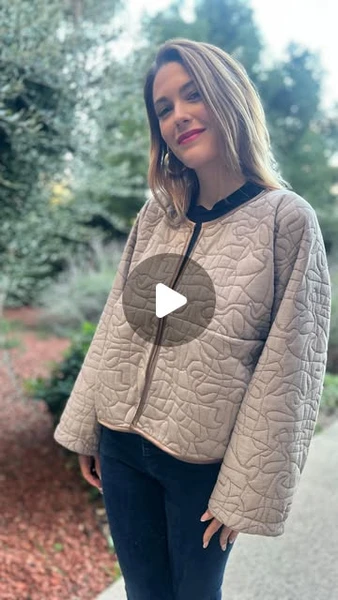 ✨Maureen✨ on Instagram: "💖 TUTORIEL COUTURE 💖Voici comment coudre cette petite veste: je l’adore ! Elle est si confortable, et je l’ai cousue sans prise de tête. Le genre de projet rapide et efficace 🥰Niveau fourniture, voici le détail :• Tissu Jacquard Bubble 3D Taupe – réf. 1270886 @tissusdesursules• Biais replié satin souple – réf. 1177164 @tissusdesursulesLa machine utilisée est la Passport 2.0 de @pfaff_france et je suis impressionnée de la façon dont elle passe les épaisseurs !Retrouvez tout le détail sur le site @tissusdesursules dans la rubrique « tutoriel couture ».#tutogratuit #tutocouture #passioncouture"