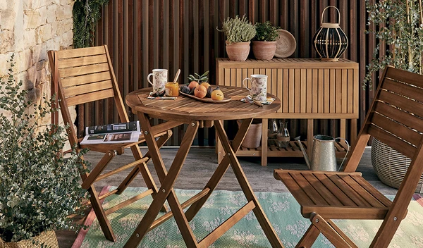 Un petite table & 2 petites chaises pour le balcon