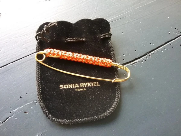 Broche épingle à nourrice Sonia Rykiel Vintage, strass orange, en parfait état.
