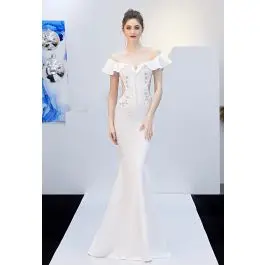 Robe de sirène brodée à épaules dénudées et à volants en blanc