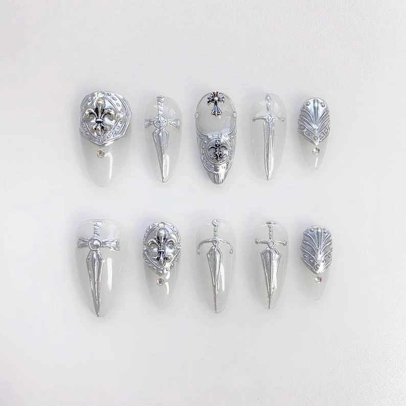 Ongles gothiques chromés 3D argentés, faux ongles courts en amande, ongles blancs, ongles croix, ongles punk, ongles épée, ongles français, ongles