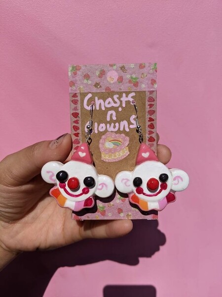 Choisissez vos propres boucles d’oreilles de clown de fierté!