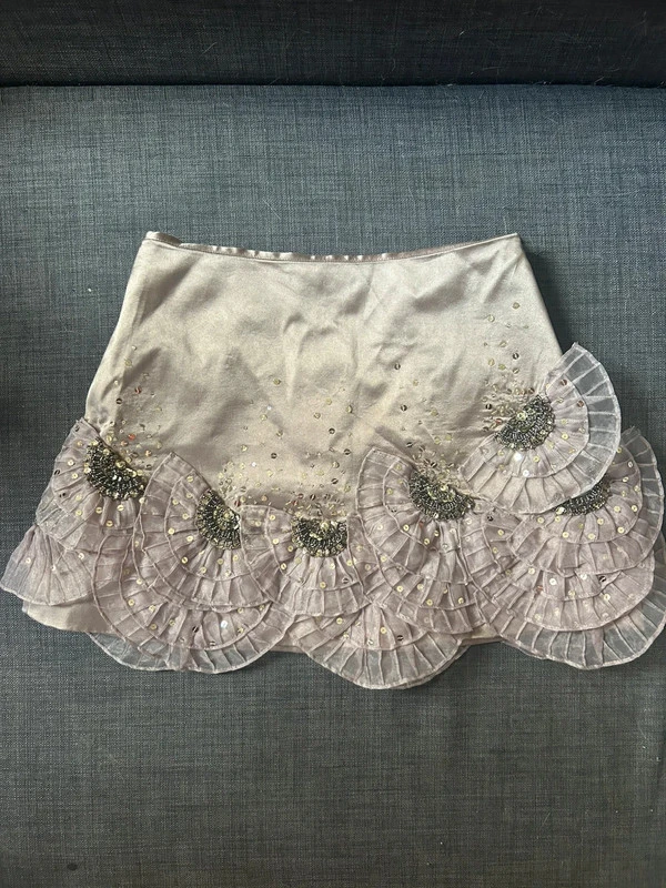 Mini jupe taupe satinée strass