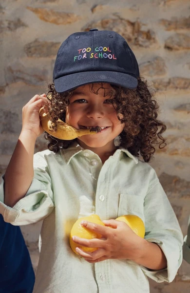 Casquette Too Cool For School Affaire de famille – Casquette Coton Brodée, Design Ludique, Taille Ajustable pour Enfants