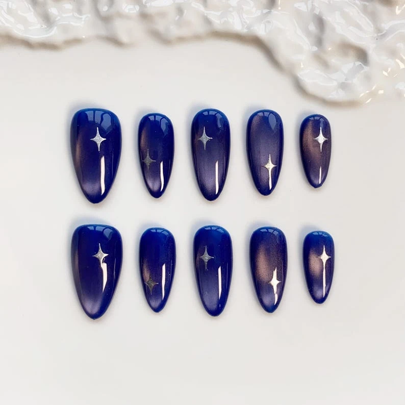 Presse bleu scintillant sur les ongles ongles longs en amande/ongles bleus/ongles bling/ongles oeil de chat bleus/ongles chromés 3D or/clous étoiles