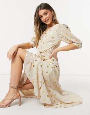Forever U - Robe portefeuille mi-longue avec motif à pois métallisés dorés - Crème | ASOS