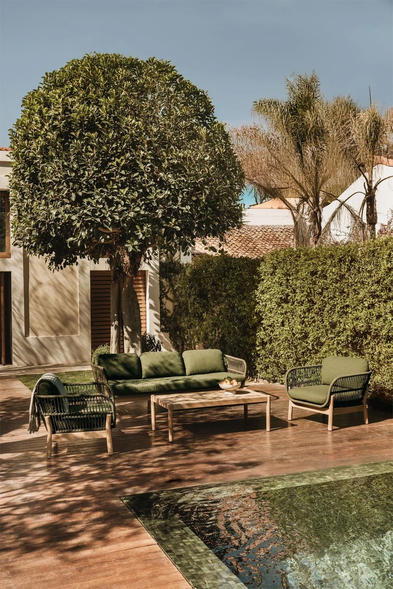 Salon de jardin Karvia composé d'un canapé 3 places, 2 fauteuils et table basse en aluminium et bois d'acacia