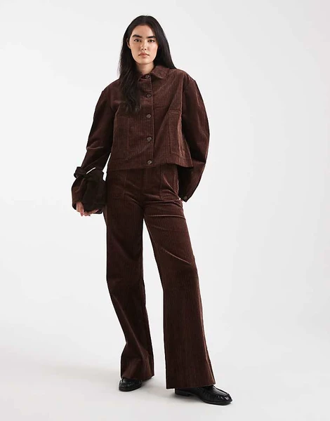 ASOS DESIGN - Pantalon large à poches en velours côtelé - Marron