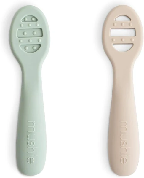Mushie Cuillère D'apprentissage en Silicone | Lot De 2 Cuillères Pour Tout-Petits| Pour Bébé Pour Apprendre à Manger Seul | Lavable au Lave-Vaisselle | Cambridge Blue/Shifting Sand