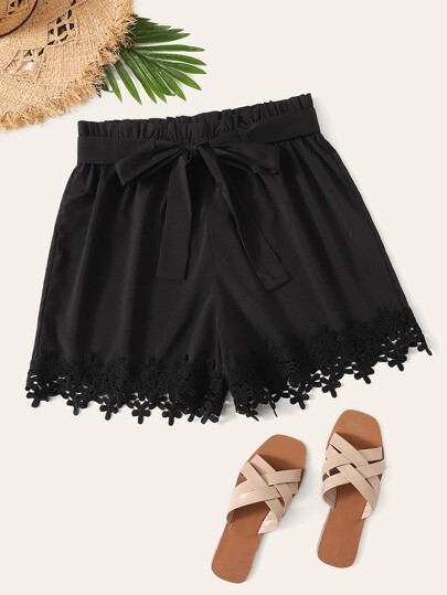 Short avec dentelle et ceinture
