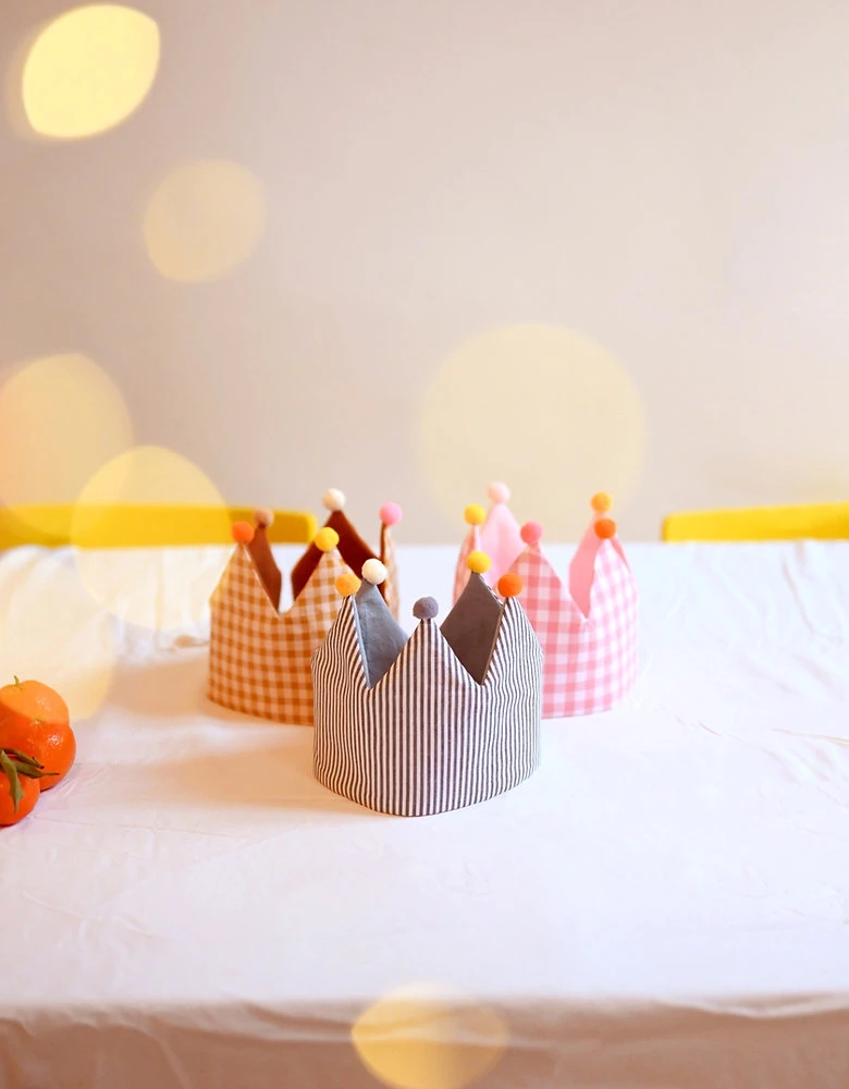 Patron gratuit - Couds ta couronne des rois en tissu pour l'épiphanie - Patron gratuit x Atelier Pompon !