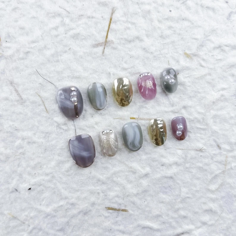 Ongles à presser luxueux courts ovales, marbre gris violet avec dégradés dorés et accents nacrés, faux ongles pour occasions quotidiennes ou formelles
