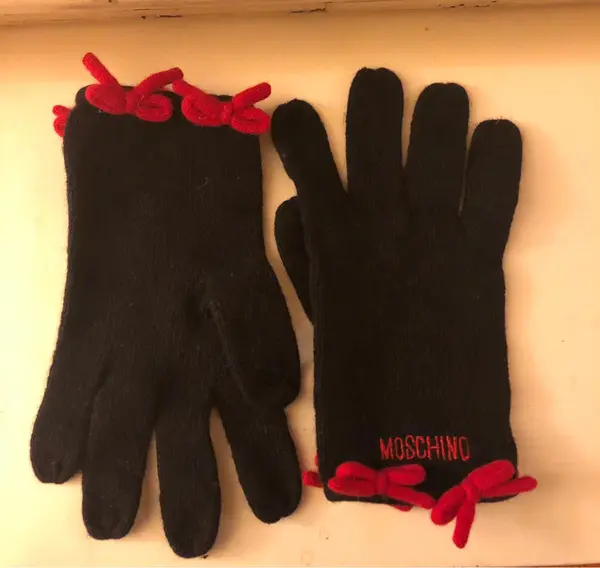 guanti Moschino