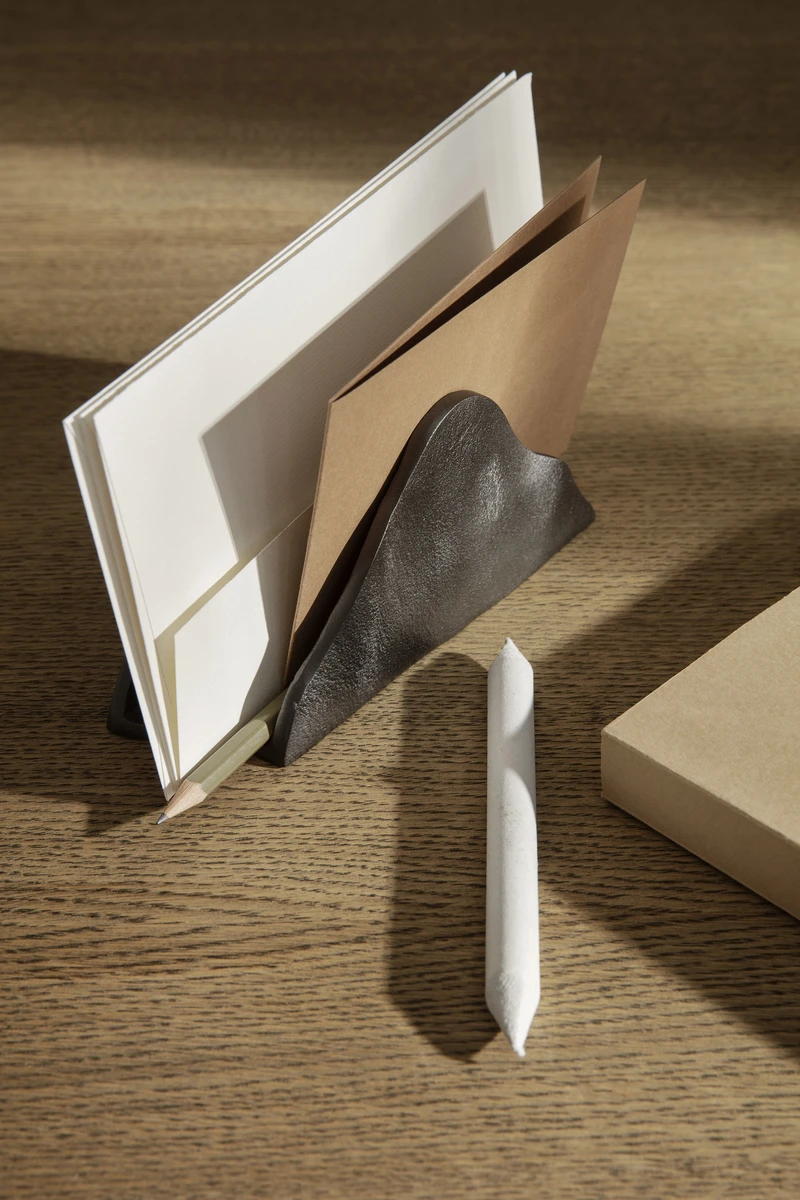 Porte-courrier Yama Ferm Living / Aluminium recyclé - L 16.5 x H 9.5 cm - Noir - Métal | Made In Design