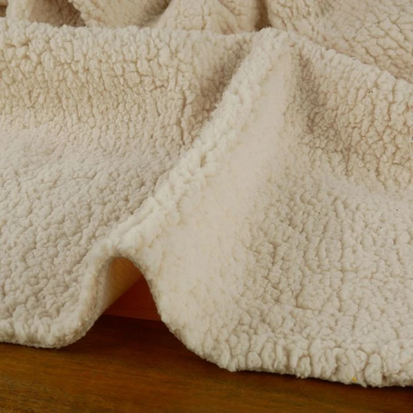 Tissu Sherpa Fausse Fourrure Mouton - Écru, Douceur et Chaleur pour Vêtements et Accessoires