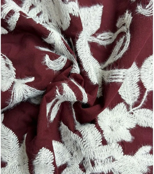 Tissu brodé - Fleurs d'hiver bordeaux