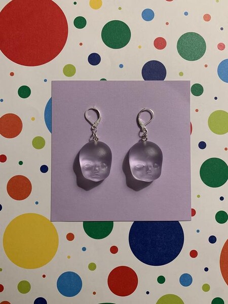 Boucles d’oreilles translucides de visage de poupée argentées plaquées d’argent