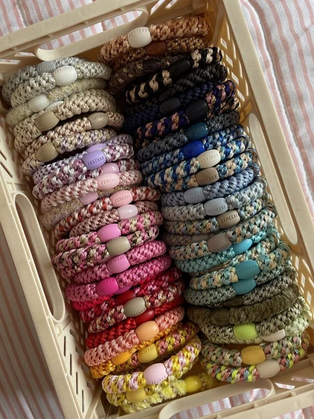 Knekkis ästhetik | Kknekki aufbewahrung, Haargummi armband, Armbänder
