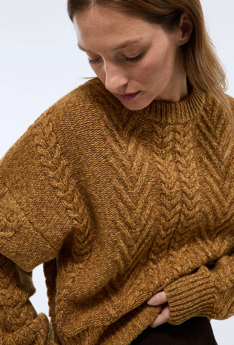 Pull col rond torsadé contenant de la laine