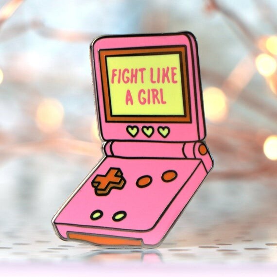 FIGHT LIKE A GIRL | Pins féministe | Pin&#39;s en email | Gameboy pin&#39;s | Pop culture pins | Idée cadeau | Broche / bijou | Girl Power pins