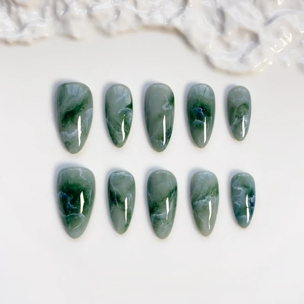 Ongles couleur émeraude/ongles en jade/ongles estompés vert foncé/ongles en marbre marbré/ongles longs en amande/ongles en pierres précieuses/ongles