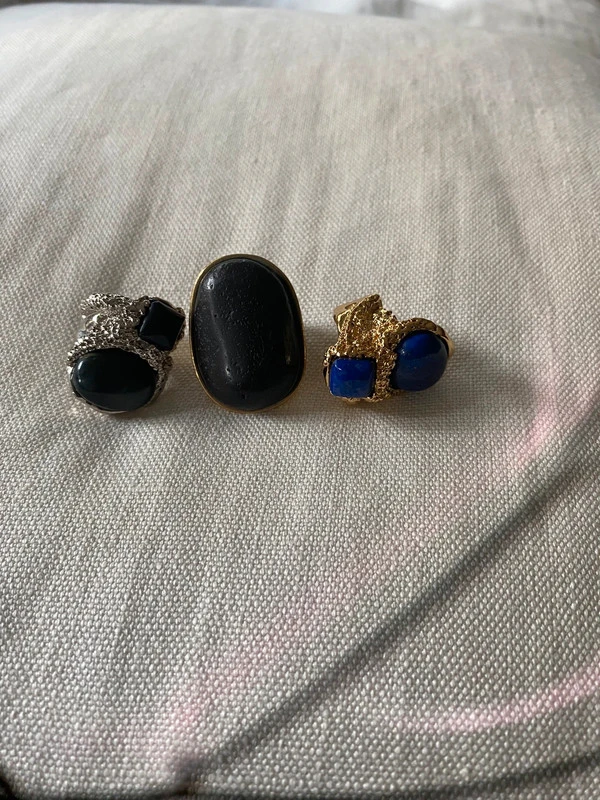 Anillos en negro y en azul.