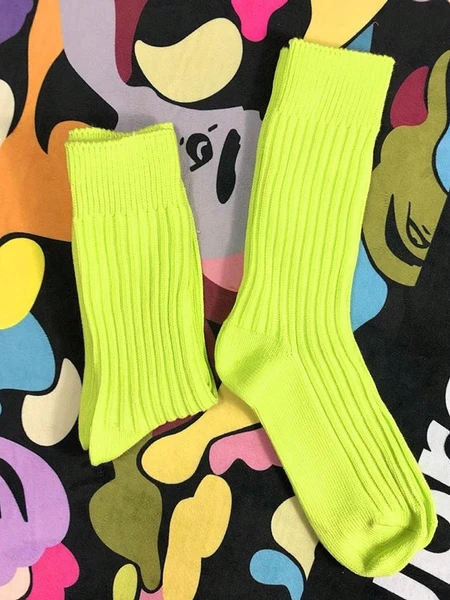 1 paire de chaussettes sportives à la mode vertes, mi-tube, chaussettes hautes jusqu'aux genoux, pour femmes / hommes, chaussettes pour couple, chaussettes d'équipage convient pour le printemps, l'été et l'automne, double processus de tricotage, peuvent être portées en quatre saisons