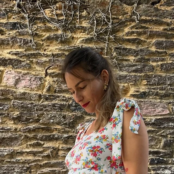 Mélie 🌸 on Instagram: "Celle que j'ai cousu il y a longteeemps, je l'ai enfin prise en photo ! Ma robe Magali @ma_petite_fabrique cousue dans une crêpe de viscose (tissu Sezane de chez @mylittlecoupon ) et doublée dans un voile de coton blanc @lescouponsdesaintpierreJ'ai ajouté un élastique dans le dos pour la cintrer, mais ça c'était avant le gros bidou 🤰pour la porter maintenant j'aurai carrément pu m'en passer 🤪Je suis encore hésitante sur les bretelles à nouer, vous en pensez quoi? Je peux toujours les retirer afin de faire des bretelles simples ☺️#couture #couturerobe #robemagali #mapetitefabrique #couturerobelongue"