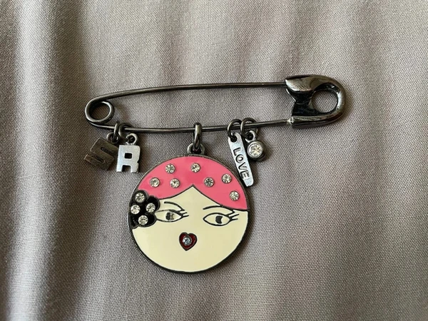 Bijou broche épingle Sonia Rykiel visage poupée strass rose