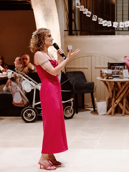 • Juliette 💐• sur Instagram: "🩷 Ma robe de témoin 🩷
Ce soir je mets à l’honneur, une de mes créations préférées, ma robe de témoin pour le mariage de mon amie d’enfance @itsemdy 💝
J’ai utilisé le patron #robebanyuls de chez @belene_paris, la valeur sûre quand on veut un patron ajusté et mettant en valeur les courbes des femmes ✨
Je suis conquise du rendu, sans aucune modification! 😍
J’ai cousu l’option corsage, une première pour moi et je trouve que ça fait toute la structure de la robe 💗
Pour le tissu j’ai utilisé un crêpe lourd de cérémonie trouvé sur le stand de @chez.josephine au #csf2024 , il est plus fushia flashy que sur les photos, la rendant encore plus belle 😍
Les photos incroyables on été prises par @camillemeffre 📸
À mettre sur votre to sew list si vous avez des mariages en vue.. 🥰😍
________________________
#beleneparis #beleneparispattern #chezjosephine #couture #jecoudscequejeporte #jecoudsmagarderobe #sewing #sew #sewistsofinstagram #couturemariage"