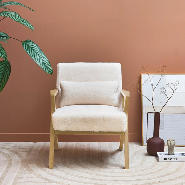 Fauteuil scandinave bois d'hévéa et tissu effet fausse fourrure