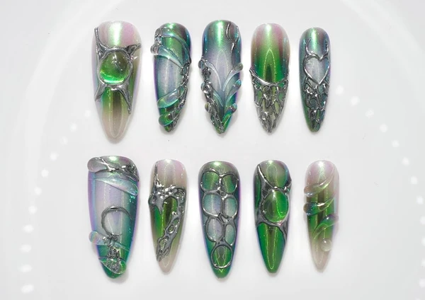 Clous chromés Armor | Stylet amande avec dégradé de vert métallique et chaînes en argent cyberpunk | Ongles pressés avant-gardistes