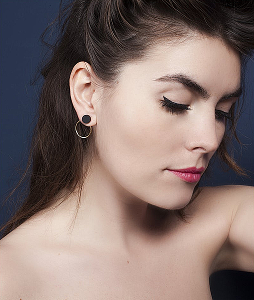 // La paire de boucle d'oreille asymétrique Ri's noire