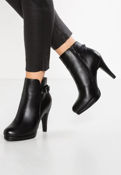 Bottines à talons hauts - black