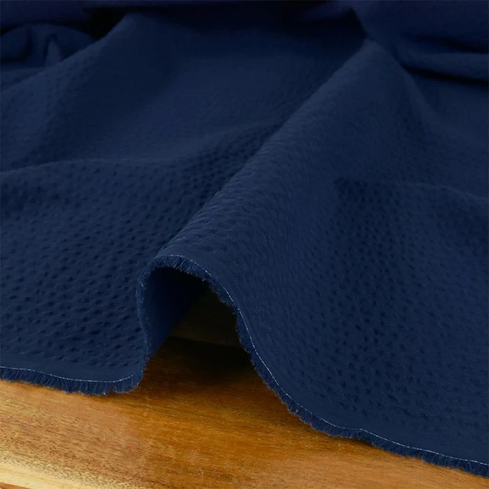Tissu seersucker coton bleu indigo – France Duval Stalla | L’Atelier de la Création