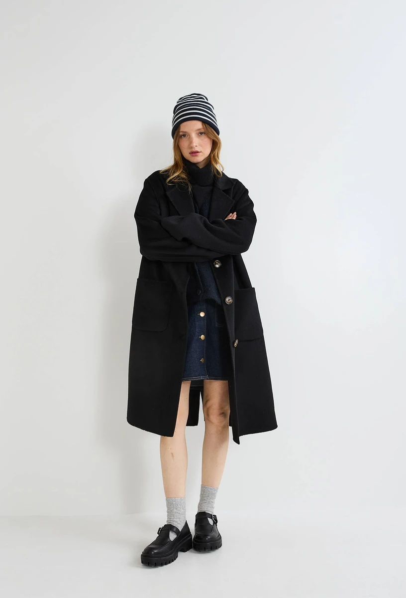 Manteau boutonné contenant de la laine