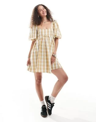 Glamorous - Robe babydoll courte à carreaux avec encolure carrée - Beige | ASOS