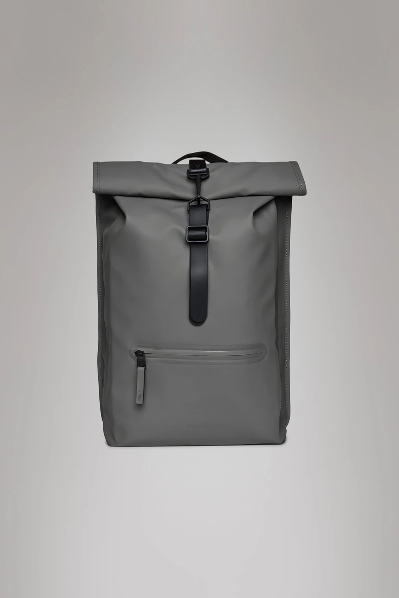 Rains® Rolltop Rucksack en Grey pour 110€ | Livraison Gratuite