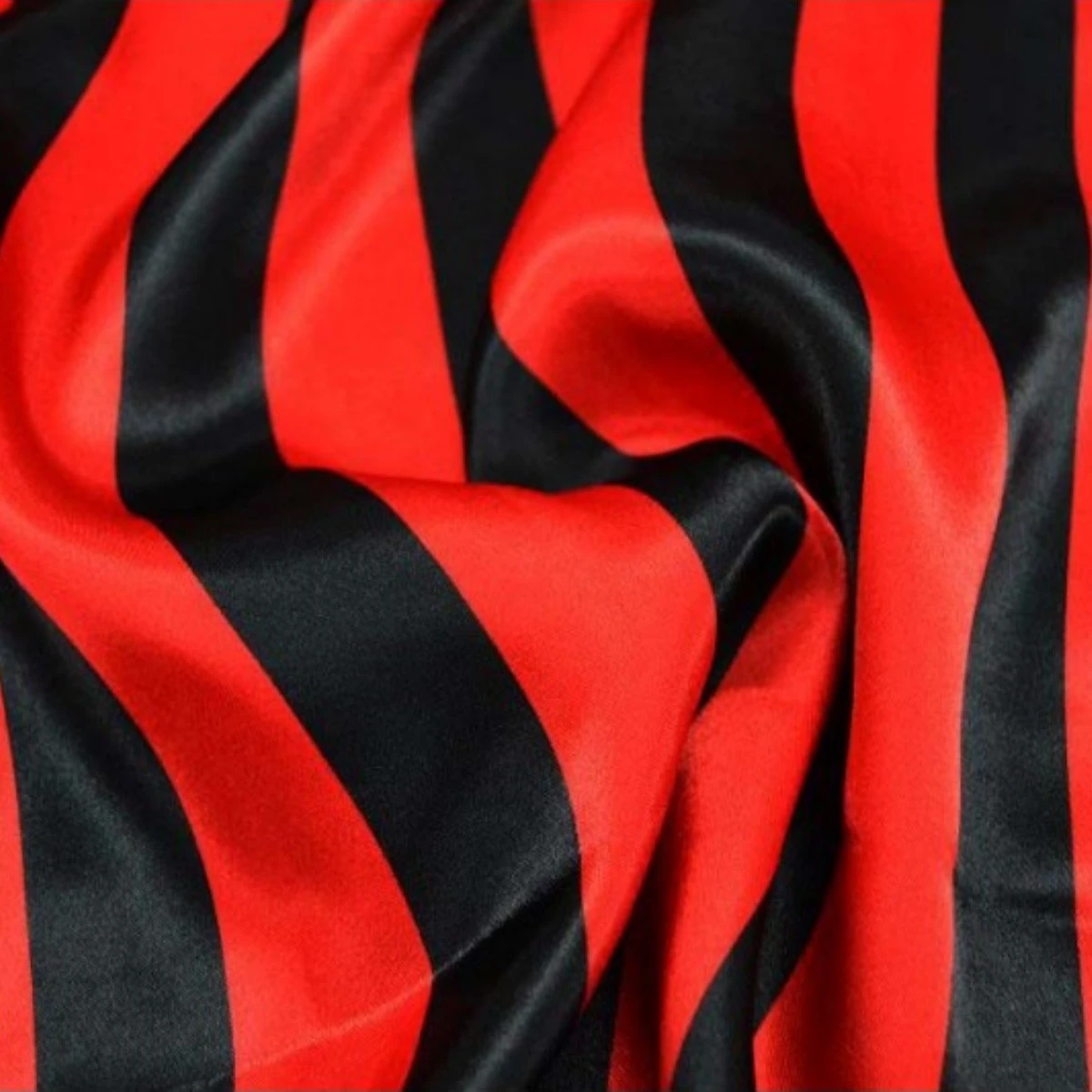 Tissu Satin Carnaval Rayures Rouge/Noir au Mètre pour la confection de Déguisements