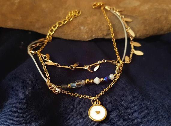 Bracelet 3 rangs, breloque coeur dorée à l&#39;or fin, perles de verre, chaîne à pampilles