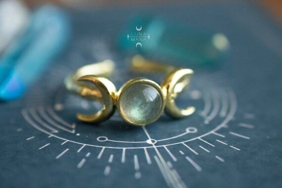 Bague Lunaire en Labradorite (réglable, pierre naturelle, cabochon rond, métal laiton, style ancien, féerique et enchantée), idée cadeau.