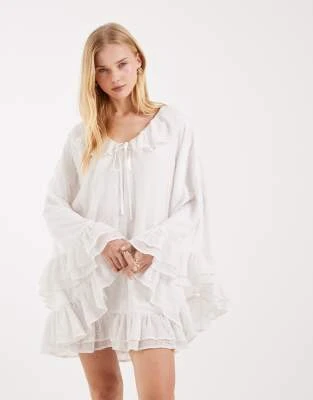 Miss Selfridge - Robe cape en mousseline brodée style festival