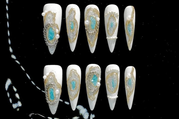 Presse personnalisée faite main sur les ongles | Cristal d'agate géode bleu | Métal liquide doré 3D | stylet blanc scintillant | Chaîne de perles
