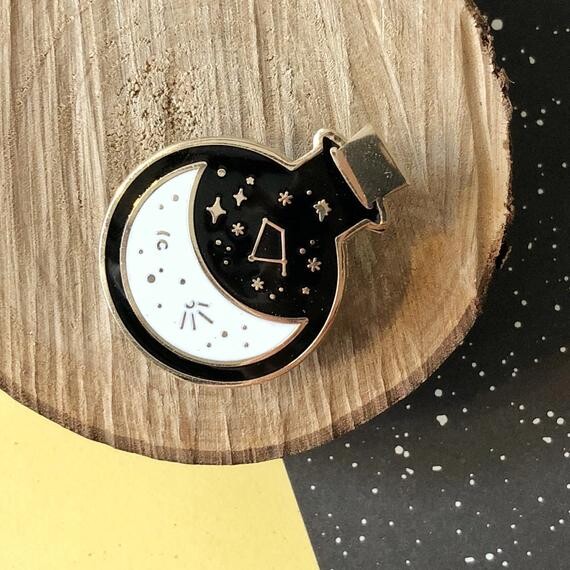 Pin&#39;s émaillé potion de lune - nouvelle version