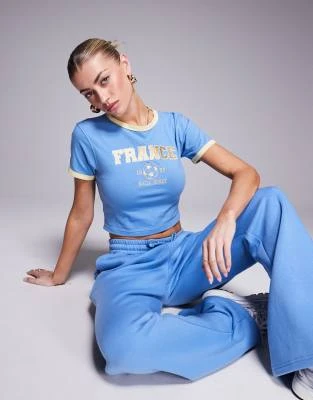 Kaiia Sport - T-shirt d'ensemble effet rétréci avec bords contrastants et imprimé France - Bleu/jaune