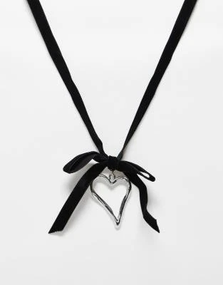 Reclaimed Vintage - Collier avec nœud en velours et pendentif cœur - Noir