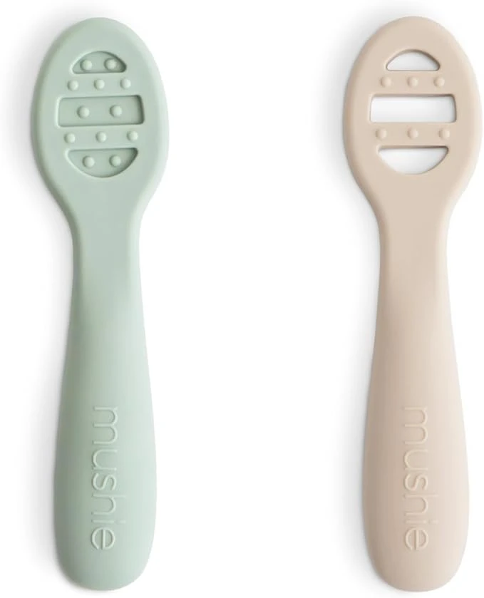 Mushie Cuillère D'apprentissage en Silicone | Lot De 2 Cuillères Pour Tout-Petits| Pour Bébé Pour Apprendre à Manger Seul | Lavable au Lave-Vaisselle | Cambridge Blue/Shifting Sand