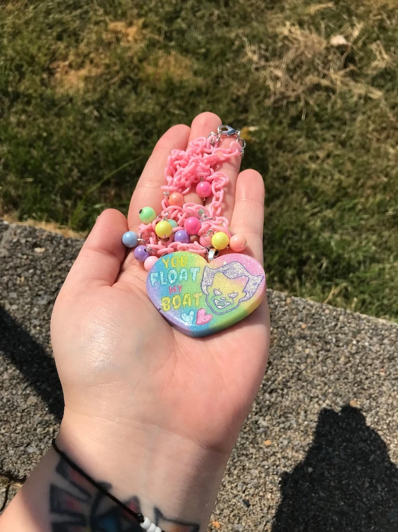 Collier C'est le clown, pastel, effrayant, spoopy, ça, clown, halloween, kawaii, gros collier, chaîne rose, C'est le clown